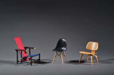 deux chaises et une chaise de couleurs différentes sur un fond gris