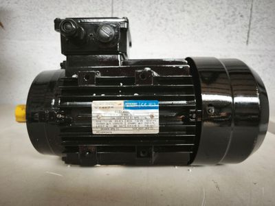 un gros plan d'un moteur électrique posé sur une table