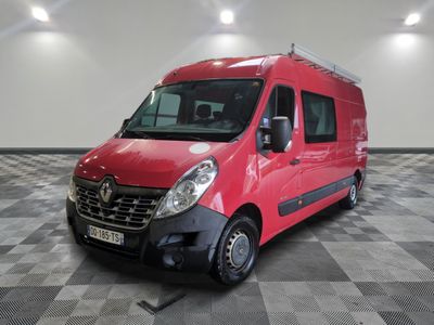une photo d'une camionnette rouge garée dans une grande pièce
