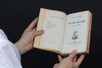 une personne tenant un livre ouvert dans ses mains