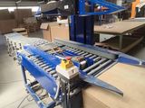 un tapis roulant servant à transporter des cartons