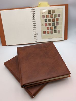 un cahier ouvert avec une couverture marron et un livre marron