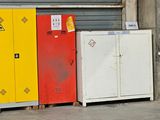 trois casiers alignés les uns à côté des autres devant une porte de garage