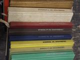 plusieurs livres sont empilés sur une table