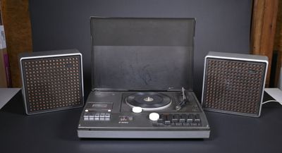 PHILIPS. Chaîne-hifi compacte comprenant tourne-disque, lect…