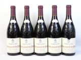 six bouteilles de vin sont alignées sur une surface blanche