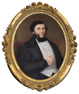 portrait d'un homme en smoking dans un cadre doré