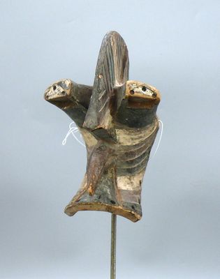 statue représentant une personne tenant un oiseau, posée sur un socle en métal