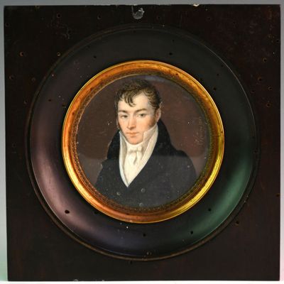 portrait d'un homme en manteau noir et chemise blanche