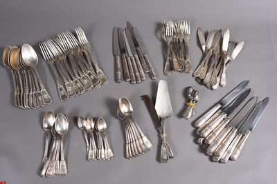 beaucoup de cuillères et de fourchettes en argent sur la table
