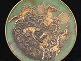 une photo d'une assiette sur laquelle figurent un cheval et un oiseau