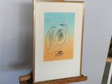 une image d'un tableau sur un chevalet dans une pièce