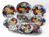 beaucoup d'assiettes et de bols décorés de coqs