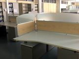 une pièce avec un bureau et une chaise