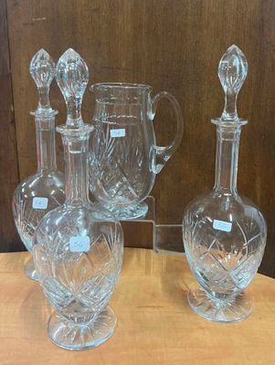 trois vases en verre posés les uns à côté des autres sur une table