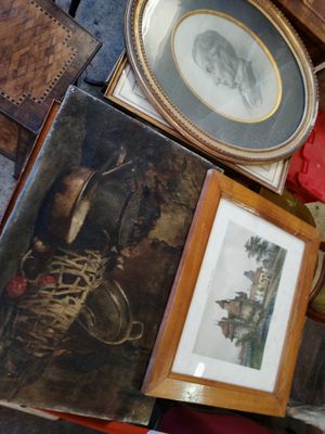 beaucoup de photos et de photos posées sur une table
