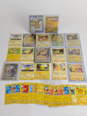de nombreuses cartes Pokémon étalées sur la table
