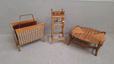 Lot comprenant bout de pied paillé, porte-revues et support … - Photo 1