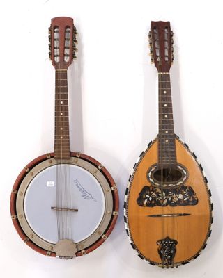 deux guitares accrochées au mur l'une à côté de l'autre