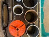 une boîte avec un tas d'outils à l'intérieur