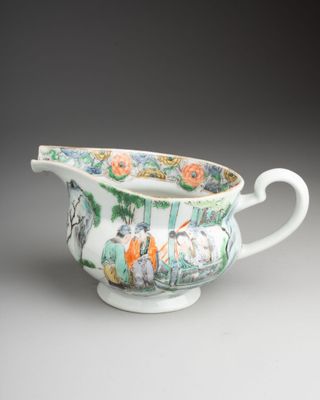 une image représentant une saucière ornée de fleurs et d'oiseaux