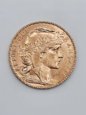 Gros plan sur une pièce d'or ornée d'une tête de femme