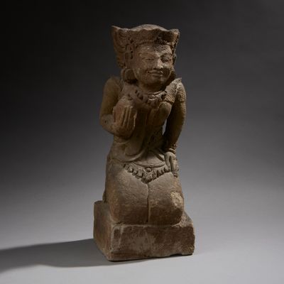 INDONESIE. Statuette de donatrice en pierre sculpté, agenoui…
