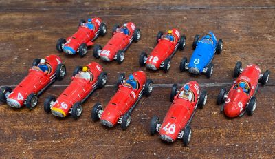 un grand nombre de petites voitures posées sur une table