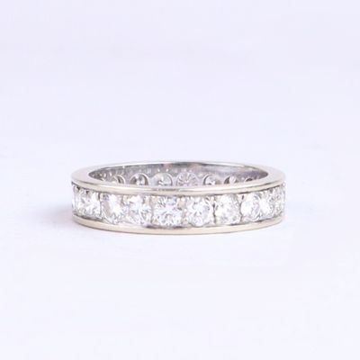 une alliance en or blanc sertie de diamants taille princesse