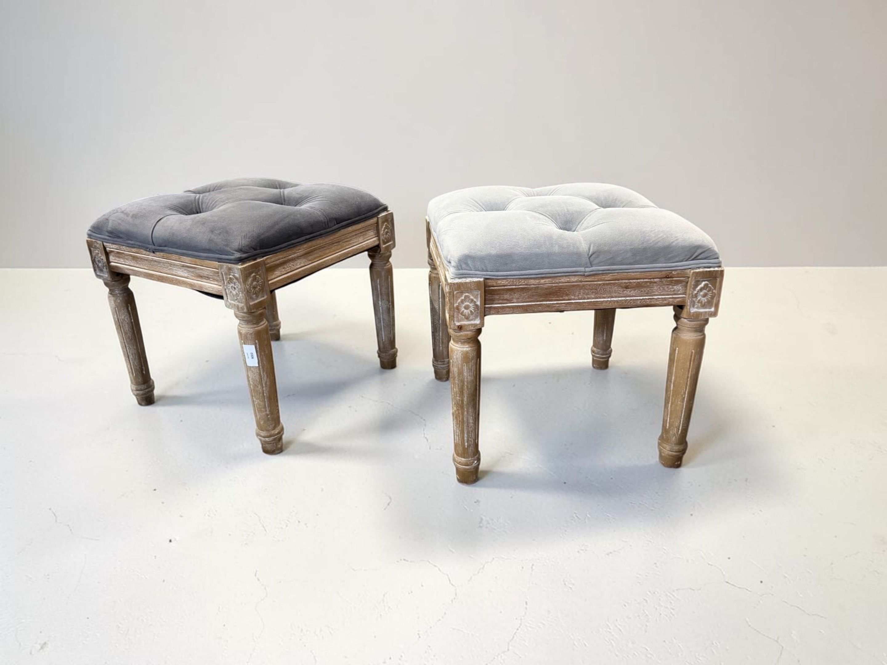 Paire de tabourets cérusé de style Louis XVI modernes.