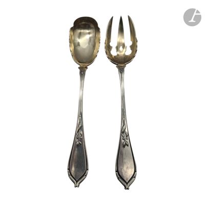 deux cuillères et une fourchette posées sur une surface blanche, sur fond blanc