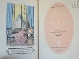 une photo d'un livre sur laquelle figure une femme assise sur une chaise