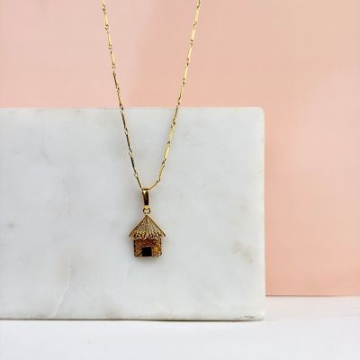 un collier plaqué or orné d'un petit nichoir