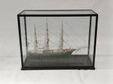 une vitrine contenant une maquette de bateau