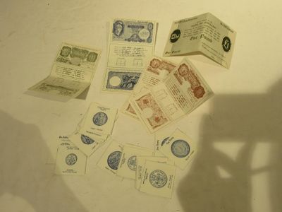 beaucoup de timbres sur la table et une chaise