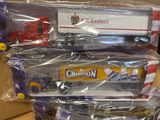trois camions miniatures sont emballés dans des sacs en plastique sur une table