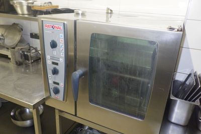 un grand four en acier inoxydable installé dans une cuisine