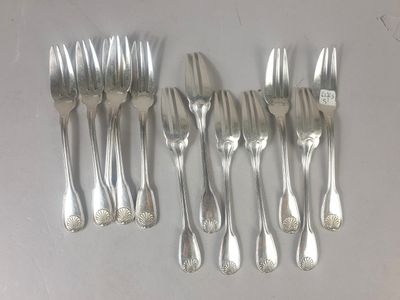 six forks and six knives are arranged in a row on a table