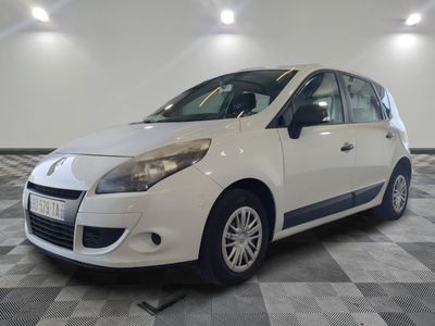 la photo d'une voiture blanche garée dans un garage