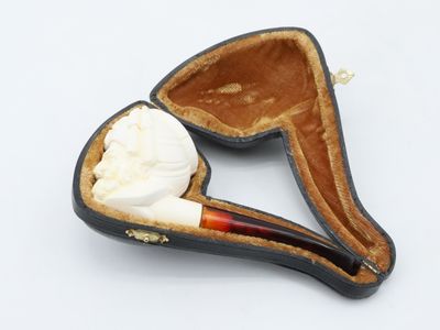 Pipe dite en écume de mer à foyer figurant un homme au turba…