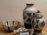 trois vases et un bol posés sur une table en bois