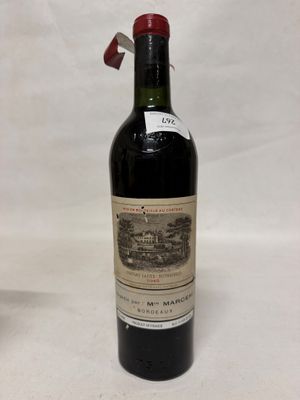 une bouteille de vin posée sur une table