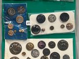 de nombreux types de boutons différents dans un sac vert