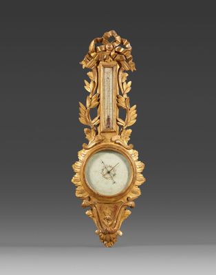 une image représentant une horloge dorée avec un cadran blanc sur fond gris