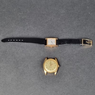 une photo représentant une montre et un bracelet de montre posés sur une table
