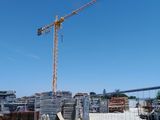 une grande grue installée au sommet d'un immeuble