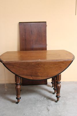 une petite table sur laquelle est posée une chaise, dans une pièce