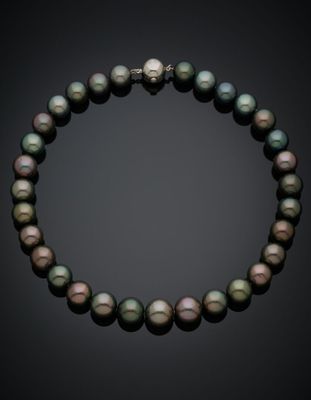 un gros plan d'un collier de perles sur fond noir