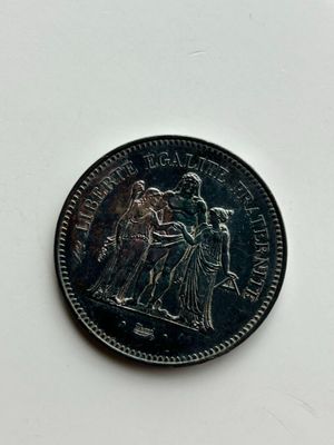 gros plan d'une pièce de monnaie sur une surface blanche avec un fond blanc