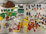 un grand nombre de jouets posés sur une table